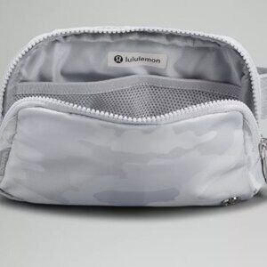 🤍NWT💎 Lululemon White Camo Belt Bag
